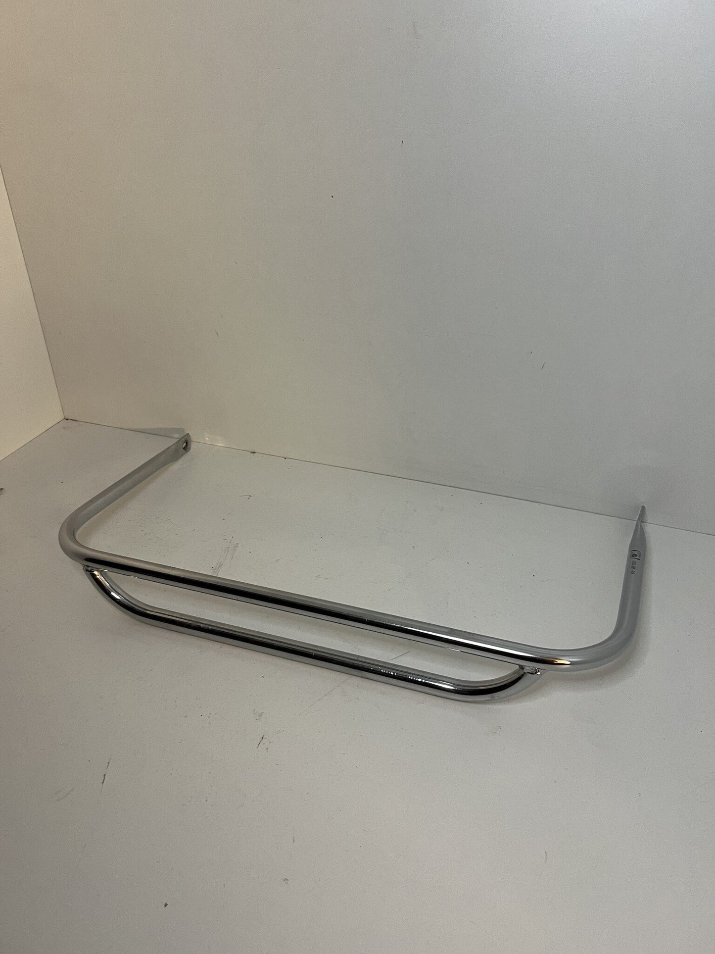 Parachoques delantero con soporte superior KG usado 003-BF-99