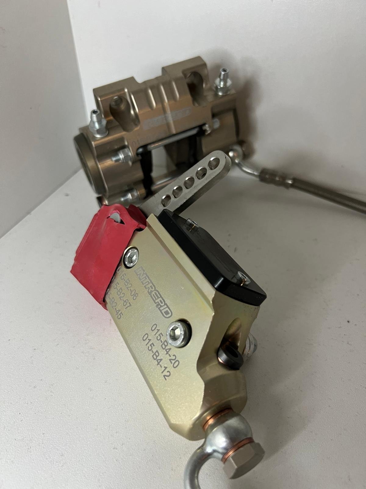Juego de bomba de freno y pinza Intrepid