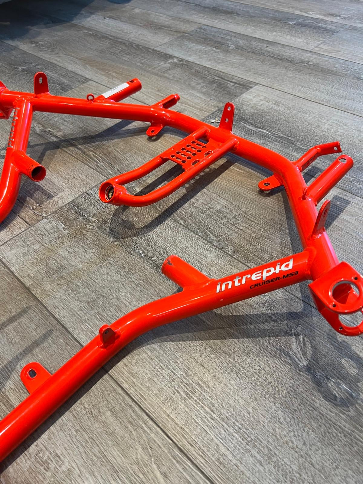 Crucero Intrepid MS-3 con chasis desnudo