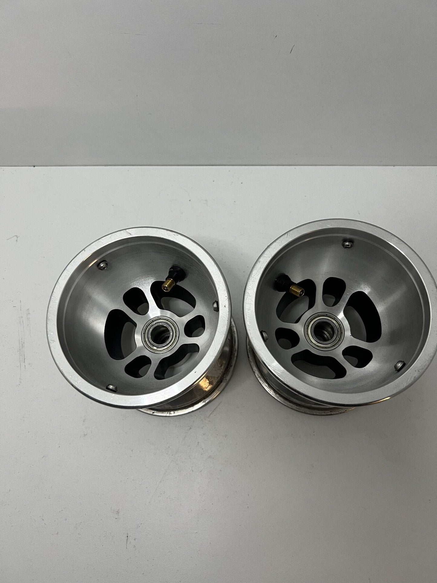 Llantas delanteras de aluminio DWT Douglas usadas con rodamientos de 17 mm